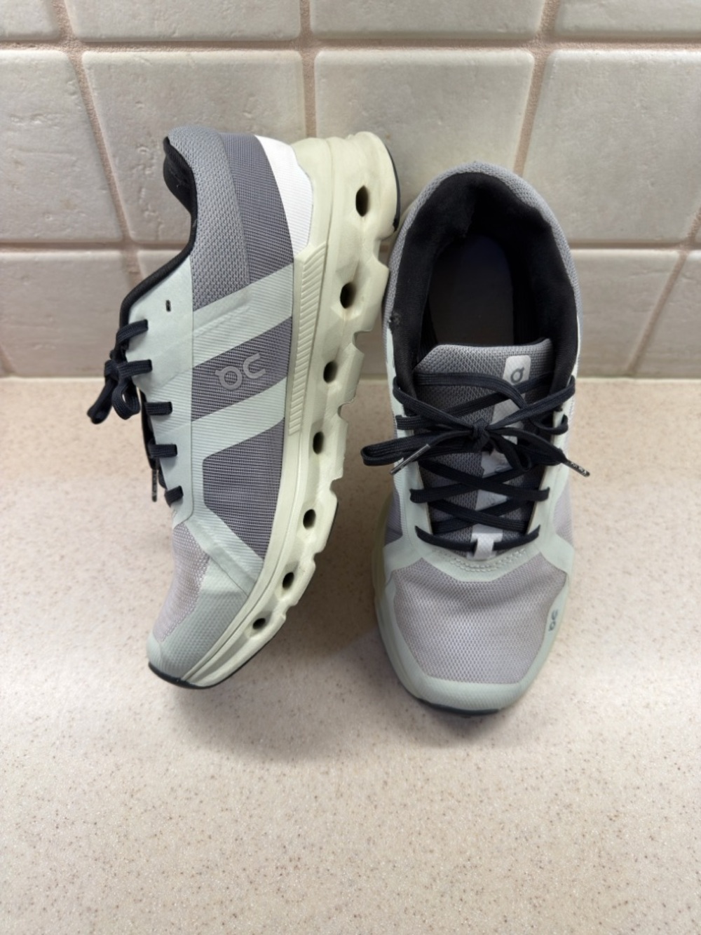 On Cloud Shoes Womens size 8.5  
CloudTec Running Athletic Sneaker